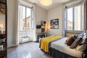 um quarto com uma cama, uma secretária e janelas em 3B Bed & Breakfast Firenze Centro em Florença