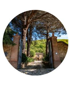 a gate to a house with trees in a circle at Tenuta Montelaura in Forino