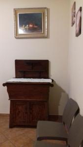 een piano in een kamer met een foto aan de muur bij LOCANDA CAVALLO BIANCO - AFFITTACAMERE in Robella