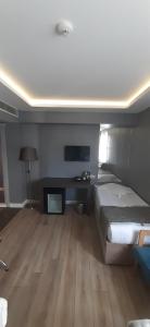 1 dormitorio con 1 cama y chimenea en Semsan Hotel, en Estambul