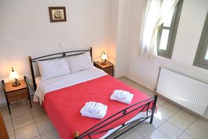 a bedroom with a bed with two towels on it at To Pithari in Skiros