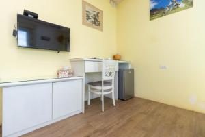 a room with a desk and a tv on the wall at 曉翠軒親子民宿 in Wujie