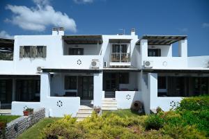 a white house with a yard at To Pithari in Skiros