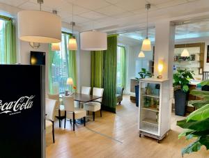 - une salle à manger et un salon avec une table et des chaises dans l'établissement Hotel Bee Fang, à Hambourg