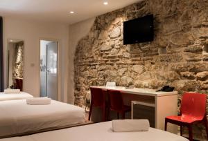 Postel nebo postele na pokoji v ubytování Slavija Culture Heritage Hotel