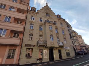 a tall building on the side of a street at Apartmán 63m2 s balkonem v lázeňském centru in Karlovy Vary