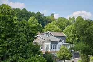 una casa grande en medio de árboles en Parkhaus Hügel, en Essen