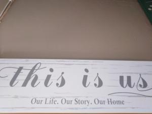 Una señal que dice nuestra vida nuestra vida nuestra historia nuestra casa en Xenia Bed & Breakfast, en Windhoek