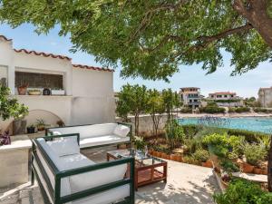 Bazén v ubytovaní Seaside Escape in Kanica, Croatia alebo v jeho blízkosti