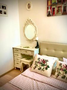 1 dormitorio con 1 cama y vestidor con espejo en Kwatera Prywatna Maja, en Sopot