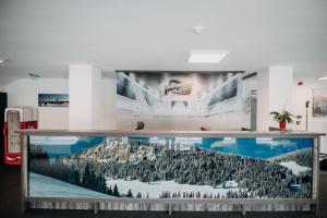 um grande aquário com uma imagem de uma montanha em Pálya Hotel em Gheorgheni