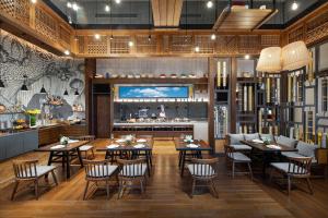 迪庆月光城英迪格酒店餐厅或其他用餐的地方