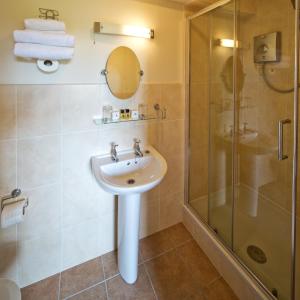 A bathroom at Duke Of Wellington Inn 