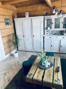 uma sala de estar com uma mesa de madeira e uma cozinha em Sykowno Góralsko Chata em Zakopane