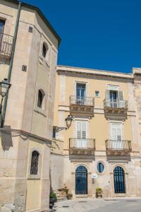 un edificio con balcones en un lateral en Life Hotels Residence dei Baroni, en Siracusa