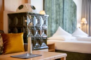 Una cama o camas en una habitación de Hotel Alpenhof