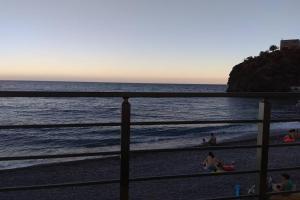 un gruppo di persone sulla spiaggia vicino all'oceano di Tris Ekklisies Seaside Beach Apartment a Paránimfoi