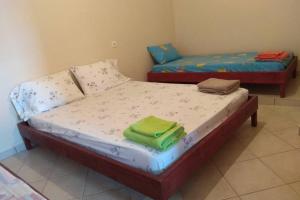 Säng eller sängar i ett rum på Tris Ekklisies Seaside Beach Apartment