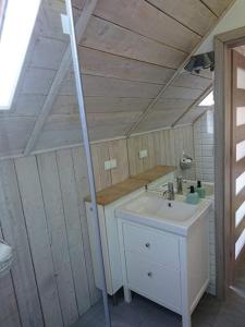 uma casa de banho com um lavatório branco num quarto em Apartament z tarasem em Stegna