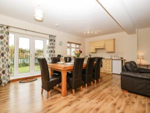 a kitchen and dining room with a table and chairs at Muskoka Lodge in Midsomer Norton