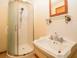 a bathroom with a sink and a shower at Muskoka Lodge in Midsomer Norton +18 photos