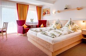 1 dormitorio con cama de madera en una habitación en Hotel Restaurant Neu Meran, en Bad Reichenhall