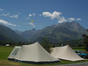 zwei Zelte auf einem Feld mit Bergen im Hintergrund in der Unterkunft Azun Nature in Aucun