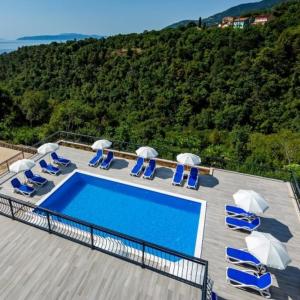 Изглед към басейн в Villa Residence Icici или наблизо