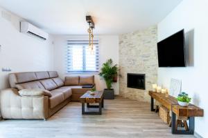 a living room with a couch and a fireplace at Kanmarala in Alhaurín de la Torre