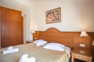 Un dormitorio con una cama con dos toallas encima. en Marietta Boutique Apts, en Tsilivi