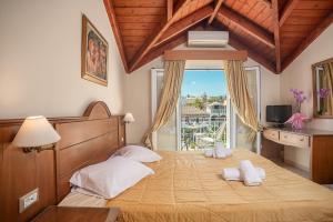 Un dormitorio con una cama con dos toallas encima. en Marietta Boutique Apts, en Tsilivi 44 fotos más