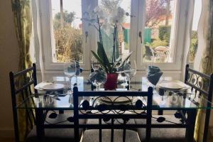 une table en verre avec une plante au-dessus dans l'établissement Magnifique maison 80m² avec extérieur, à Saint-Michel-le-Cloucq