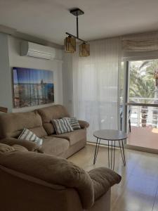 sala de estar con sofá y mesa en Piso Carboneras Playa, en Carboneras