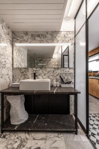 W łazience znajduje się umywalka i lustro. w obiekcie Casa Creu Mar w Sant Feliu de Guixols