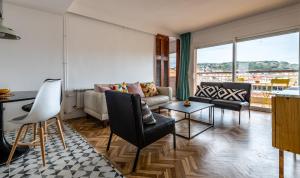 a living room with a couch and a table at Casa Creu Mar in Sant Feliu de Guíxols