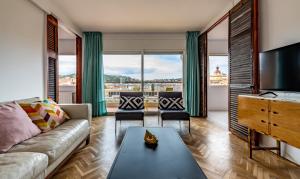 ein Wohnzimmer mit Sofa und Fernseher in der Unterkunft Casa Creu Mar in Sant Feliu de Guixols