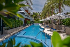 Bazén v ubytování Babylon Sky Garden - Long Term Holiday Rentals nebo v jeho okolí + 37 fotografií