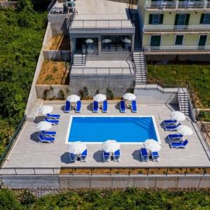 una vista sul soffitto di una piscina con sedie e ombrelloni di Villa Residence Icici a Ičići
