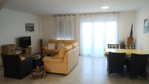 een woonkamer met een bank en een tafel bij ATICO DUPLEX UMA in Benicarló