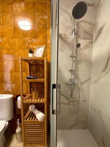 um chuveiro com uma porta de vidro na casa de banho em Cal Gerani em Rabós