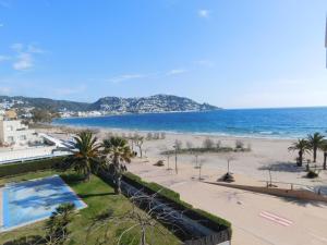 uitzicht op het strand vanaf het balkon van een resort bij GMID IMMO Apartamento Oasis Atico in Roses
