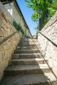 un escalier en pierre à côté d'un mur en pierre dans l'établissement Garden Apartment Hotel, à Split