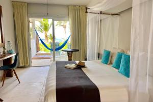 Una cama o camas en una habitación de Cabanas Tulum- Beach Hotel & Spa