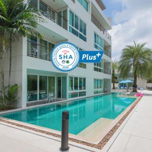 una piscina frente a un edificio en The Palms, Kamala Beach - SHA Extra Plus, en Kamala Beach