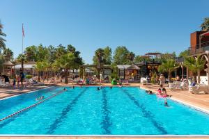 Bazén v ubytování VILLAGE CLUB LES SABLONS nebo v jeho okolí