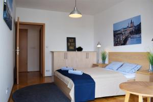 een slaapkamer met een groot bed en een tafel bij Cosy Apartment In Budapest Downtown WITH Free Garage Parking in Boedapest