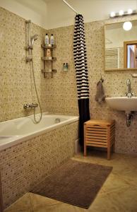 Koupelna v ubytování Cosy Apartment In Budapest Downtown WITH Free Garage Parking + 20 fotografií