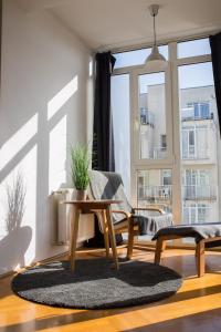 een woonkamer met een tafel en een groot raam bij Cosy Apartment In Budapest Downtown WITH Free Garage Parking in Boedapest