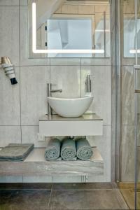 - Baño con lavabo y toallas en B & B De Elsterberg en Elst