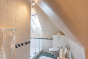 La salle de bains est pourvue de toilettes et d'une fenêtre. dans l'établissement Auszeit Hamburg-Altes Land, à Jork